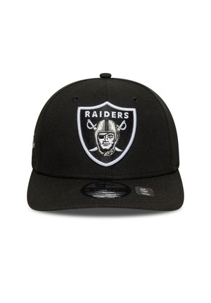 Casquette snapback noire avec une visière incurvée, arborant un logo des Raiders brodé en noir, blanc et argent à l'avant.