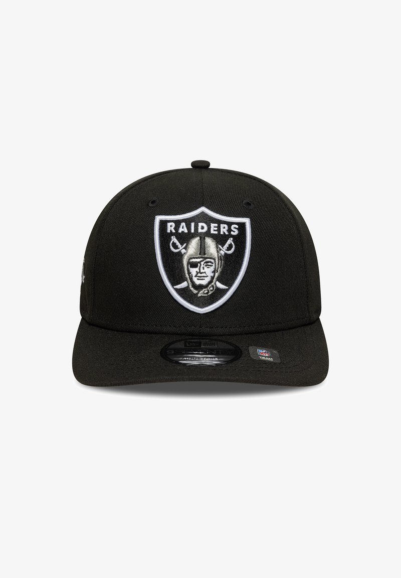 Czarna czapka snapback z lekko zakrzywionym daszkiem, z haftowanym logo Raiders w kolorach czarnym, białym i srebrnym z przodu.