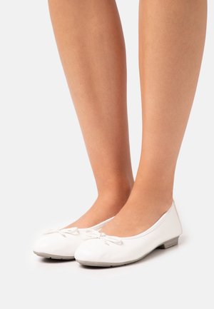 Białe baletki z gładkiej skóry, z zaokrąglonym czubkiem, z małym akcentem w postaci kokardki na wierzchu i niskim obcasem.