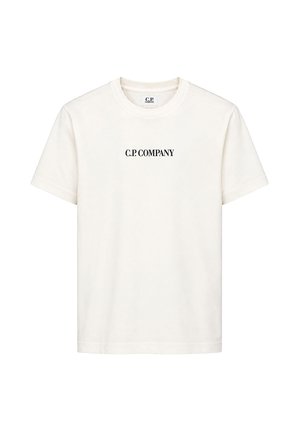 T-shirt bianca a maniche corte con scollo rotondo con testo nero "C.P. COMPANY" al centro del petto.