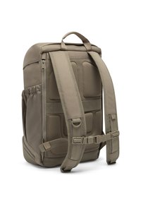 Khakinvärinen reppu kestävästä kankaasta, jossa säädettävät pehmustetut olkahihnat, verkkokangasosat, vetoketjullinen lokero ja sivutasku.