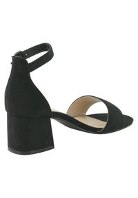 Sandal con tacco quadrato nero, finitura in suede, punta aperta, ampia fascia anteriore e cinturino alla caviglia regolabile per una vestibilità sicura.