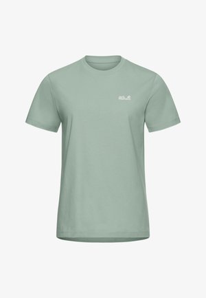 T-shirt en coton vert clair avec un col rond. Présente des manches courtes et un petit logo blanc sur le haut à gauche de la poitrine. Texture lisse.