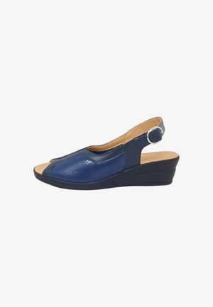 Sandalo zeppa blu navy con punta aperta, tomaia strutturata, cinturino sul tallone, fibbia argento e soletta beige imbottita.