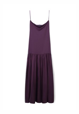 Abito viola senza maniche con scollo drappeggiato, parte superiore aderente e parte inferiore raccolta e fluida. Tessuto dalla superficie liscia.