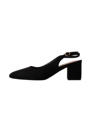 Zapato de mujer slingback de ante negro con puntera puntiaguda, tacón ancho y hebilla dorada sobre fondo blanco.
