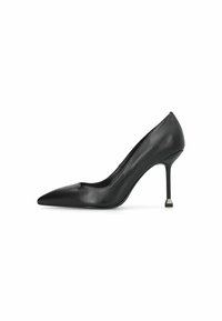 Zwarte leren hoge hakken met een spitse neus, slank ontwerp en een dunne stilettohak met een zilveren accent aan de basis.