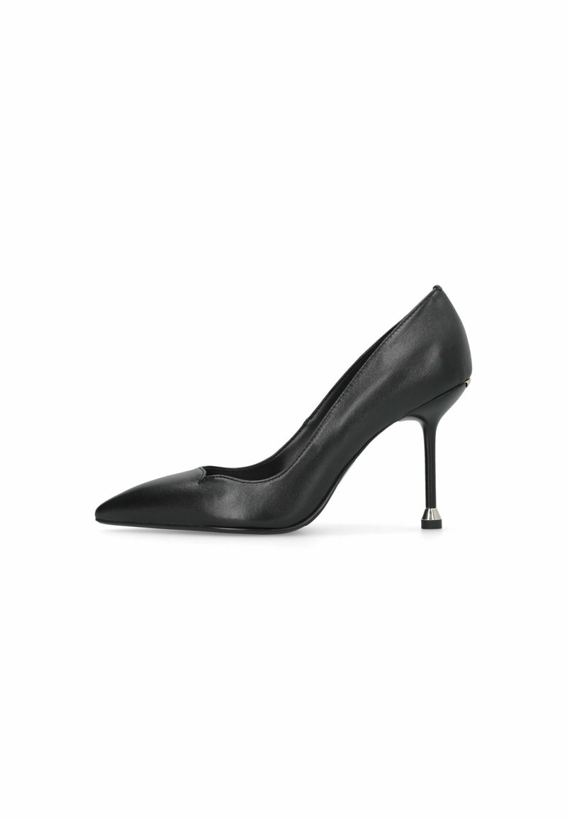 Zwarte leren hoge hakken met een spitse neus, slank ontwerp en een dunne stilettohak met een zilveren accent aan de basis.