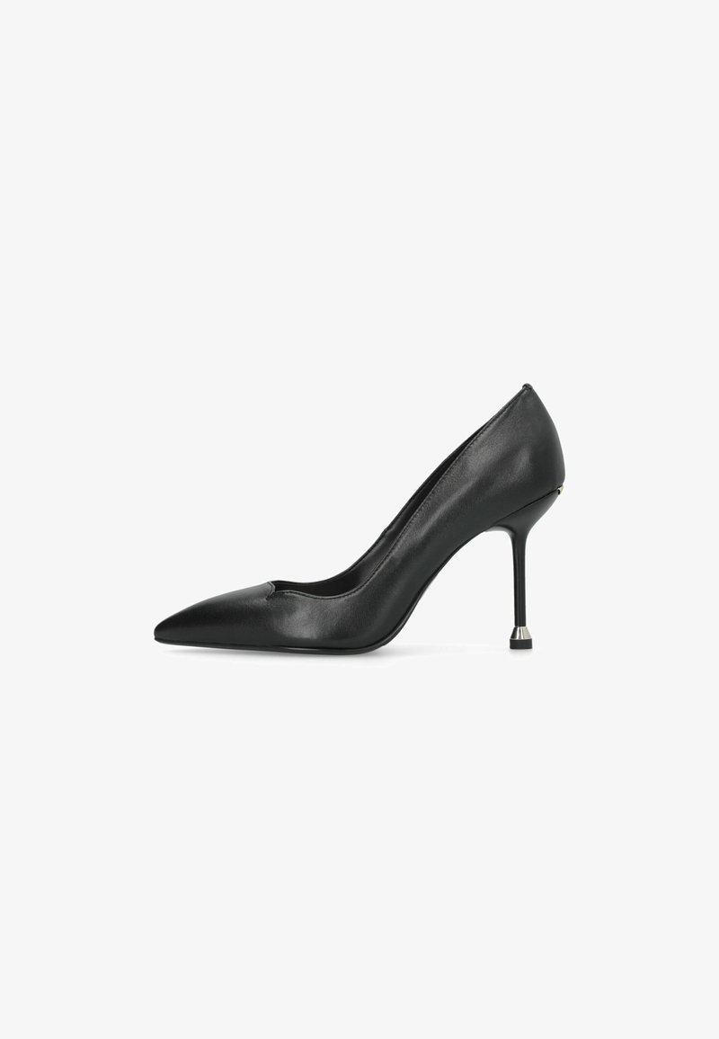 Must mustreeritud must nahast kõrge kontsaga jalanõud, millel on terav nina, sujuv disain ja õhuke stiletto konts, mille aluses on hõbedane aktsent.