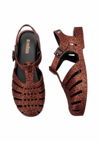 Błyszczące czerwono-czarne sandały z odkrytą palcą i bocznymi wycięciami, z regulowanym paskiem i klamrami; wykonane z elastycznego materiału.