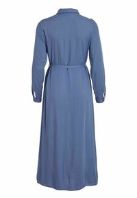 Robe bleue à manches longues et longueur cheville avec col et ceinture nouée à la taille, vue de dos sur fond blanc uni.