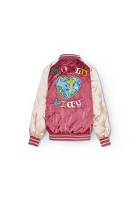 Giacca bomber trapuntata con retro maroon, caratterizzata da una mappa del mondo ricamata a forma di cuore e il testo multicolore "WORLD PLAY". Maniche crema.