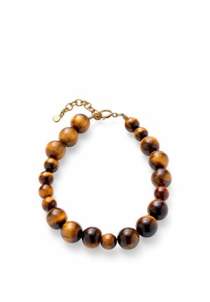 Armbånd med graduerede runde tigerøjeperler og en guldkæde som lukning på en hvid baggrund.