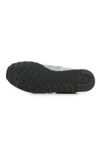 Sole di scarpa atletica grigio chiaro con un motivo di battistrada in gomma nera testurizzata, caratterizzata da un marchio e un design robusto per una buona aderenza.