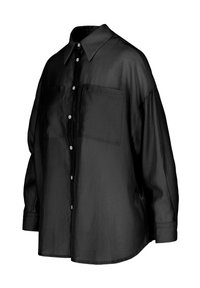 Camicia nera da uomo con bottoni, realizzata in tessuto leggero e morbido. Presenta un colletto classico, due tasche frontali e maniche lunghe.