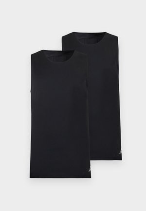 Twee zwarte mouwloze sporttanktops plat op een witte achtergrond gelegd, elk met een klein logo vlak bij de onderzoom.