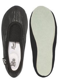 Schwarze Ballettschläppchen mit einem strukturierten Lederobermaterial, elastischem Einstieg und einer weichen, hellgrauen Sohle. Mit einem Markenlabel an der Seite.