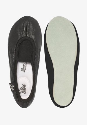 Chausson de ballet noir avec une tige en cuir texturé, ouverture élastique et une semelle souple gris clair. Présente une étiquette de marque sur le côté.