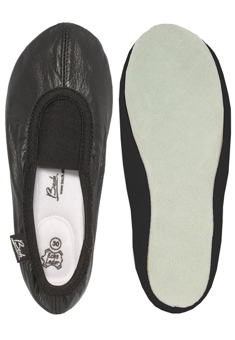 Schwarze Ballettschläppchen mit einem strukturierten Lederobermaterial, elastischem Einstieg und einer weichen, hellgrauen Sohle. Mit einem Markenlabel an der Seite.