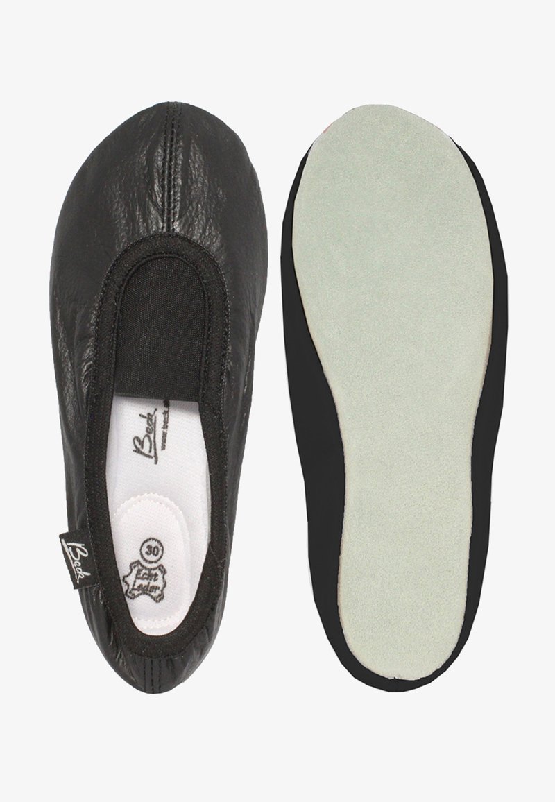 Zwarte balletschoen met een gestructureerde leren bovenkant, elastische opening en een zachte, lichtgrijze zool. Bevat een merkembleem aan de zijkant.