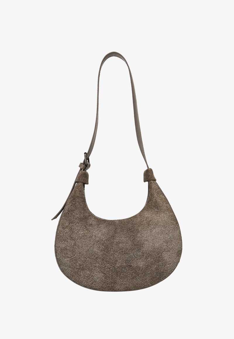 Borsa a spalla in suede marrone con silhouette curva, tracolla singola e texture sottile. Presenta un design minimalista e nessuna hardware visibile.