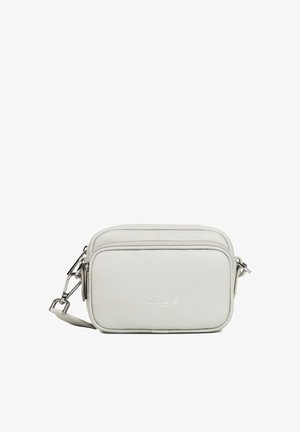 Sac crossbody rectangulaire gris clair en cuir texturé, avec fermeture éclair, quincaillerie en argent et une bandoulière amovible.
