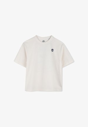 Ecru-kleurig T-shirt met korte mouwen en ronde hals, met een klein donker boomlogo op de linkerborst, plat liggend op een witte achtergrond.