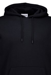 Svart hoodie gjord av en bomullsblandning. Har en kenguruficka, dragsko på huvan och en texturerad yta. Enkel, minimalistisk design.