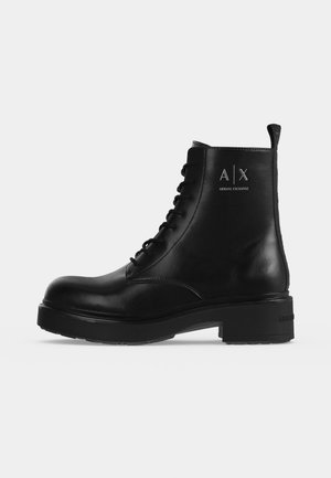Черна ботѝнка Armani Exchange с връзки и дебела платформа, показана в профил на изчистен светъл фон.