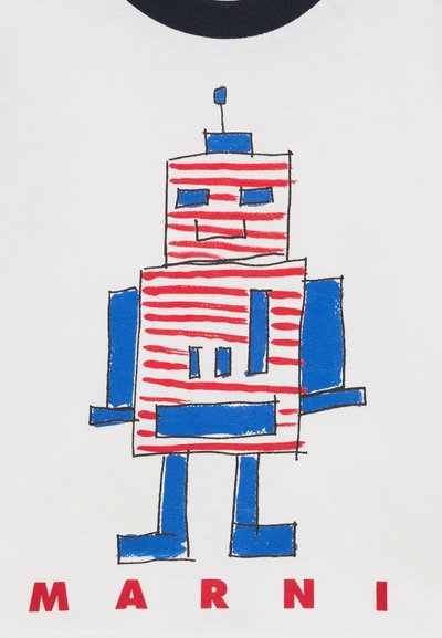 Camiseta blanca con un gráfico colorido de un robot. El robot está contornado en negro con rayas rojas y azules, con un acento azul en la parte superior.