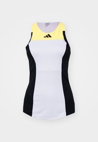 Vestido atlético sin mangas con un top amarillo, cuerpo blanco y paneles laterales negros. Diseñado con una tela suave y ligera y un escote redondo.