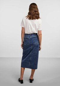 Pieces PCJESSIE MIDI SKIRT - Krilo iz džinsa - medium blue denim
