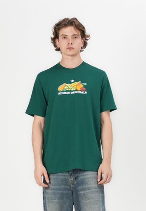 Zelené bavlněné tričko s kulatým výstřihem, na kterém je barevná grafika ovoce a text "ADIDAS ORIGINALS". Krátké rukávy, volný střih.