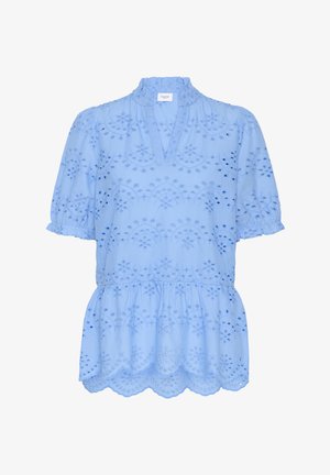 Világoskék, hímzett blúz magas fodros gallérral, rövid puffos ujjakkal és gyűrt peplum szegéllyel. Díszes lyukacsos minták díszítik.