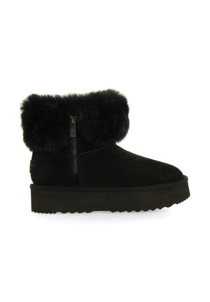 Botas de tobillo de pelo sintético negro con cremallera lateral, parte superior de ante, punta redondeada y suela gruesa texturizada para mayor tracción.