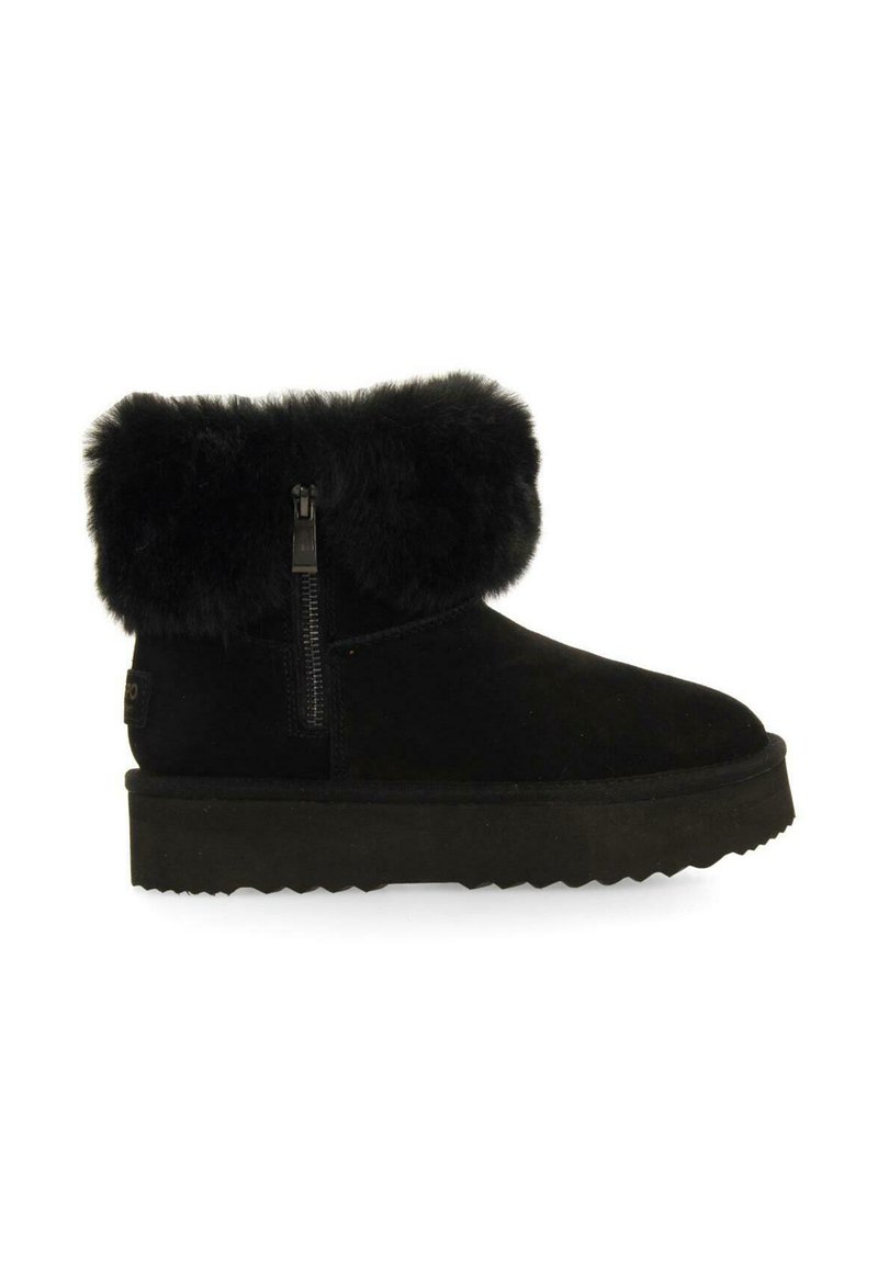 Botas de tobillo de pelo sintético negro con cremallera lateral, parte superior de ante, punta redondeada y suela gruesa texturizada para mayor tracción.