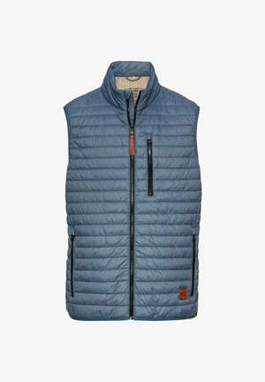 Blå puffervest med høj krave, vandret quiltet mønster, lynlås foran, to sidelommer og en brystlomme med tan aksent.