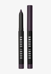 Kaksi Bobbi Brown huuhtelukynää syvän luumu sävyssä, toinen korkki päällä ja toinen korkki pois, näyttäen terävän kärjen.