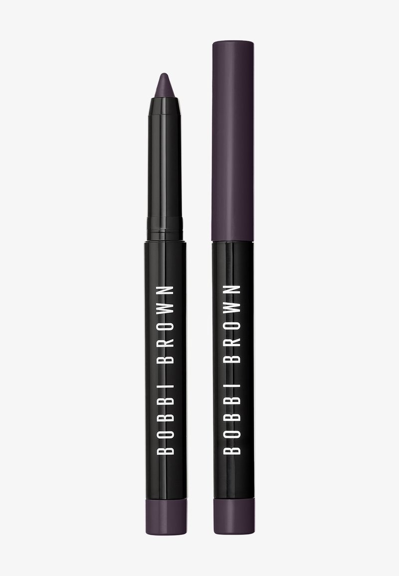 Kaksi Bobbi Brown huuhtelukynää syvän luumu sävyssä, toinen korkki päällä ja toinen korkki pois, näyttäen terävän kärjen.