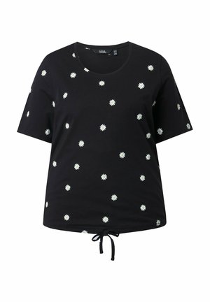 Chemise noire à manches courtes avec des imprimés de marguerites blanches dispersés sur toute la surface et un cordon de serrage au bas de l'ourlet.