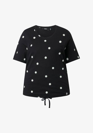 Sort kortærmet skjorte med hvide tusindfrydprint spredt over hele samt snor til at binde i bundkanten.