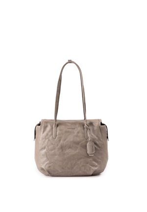 Borsa a tracolla in pelle color taupe con due lunghi cinturini e una piccola targhetta attaccata che pende sul lato frontale.