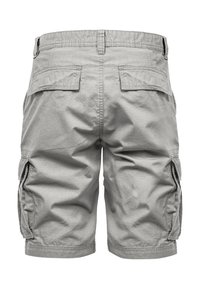 Graue Cargoshorts mit einer lässigen Passform, ausgestattet mit zwei Seitentaschen, zwei Gesäßtaschen und Gürtelschlaufen. Glattes Material mit subtiler Textur.