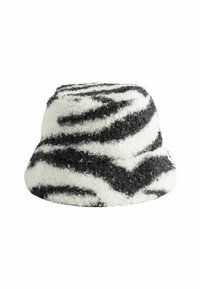Sombrero de cubo a rayas blancas y negras, hecho de un material texturizado y suave. Forma redonda con un ala más ancha y un acabado suave.