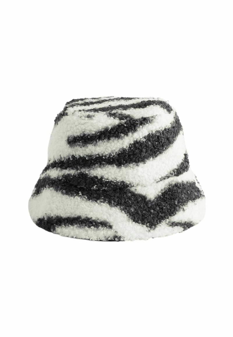 Sombrero de cubo a rayas blancas y negras, hecho de un material texturizado y suave. Forma redonda con un ala más ancha y un acabado suave.