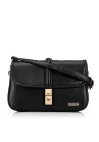 Bolso cruzado de cuero negro con un cierre dorado, de forma rectangular, textura suave y correa ajustable. Logo de la marca visible en un lateral.