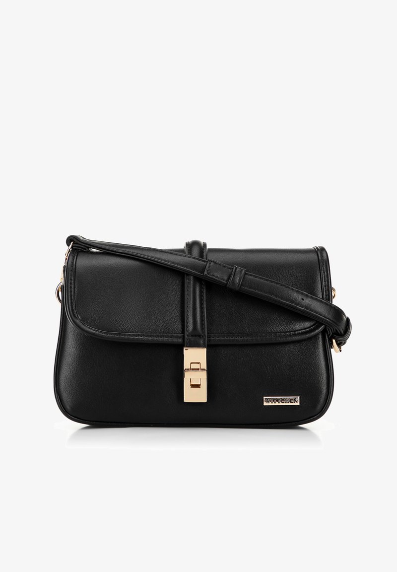 Borsa a tracolla in pelle nera con chiusura dorata, forma rettangolare, texture liscia e tracolla regolabile. Logo del marchio visibile di lato.