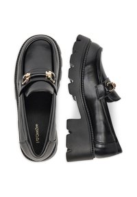 Černé kožené mokasíny s robustní podrážkou, zlatými přezkami, zaoblenou špičkou a hladkým povrchem. Pohled z vrchu odhaluje čisté linie a strukturu.