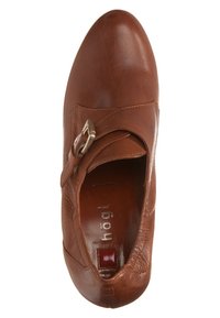 Chaussure en cuir marron avec bout rond, bride latérale à boucle et intérieur rembourré étiqueté "högel", visible vue de dessus.
