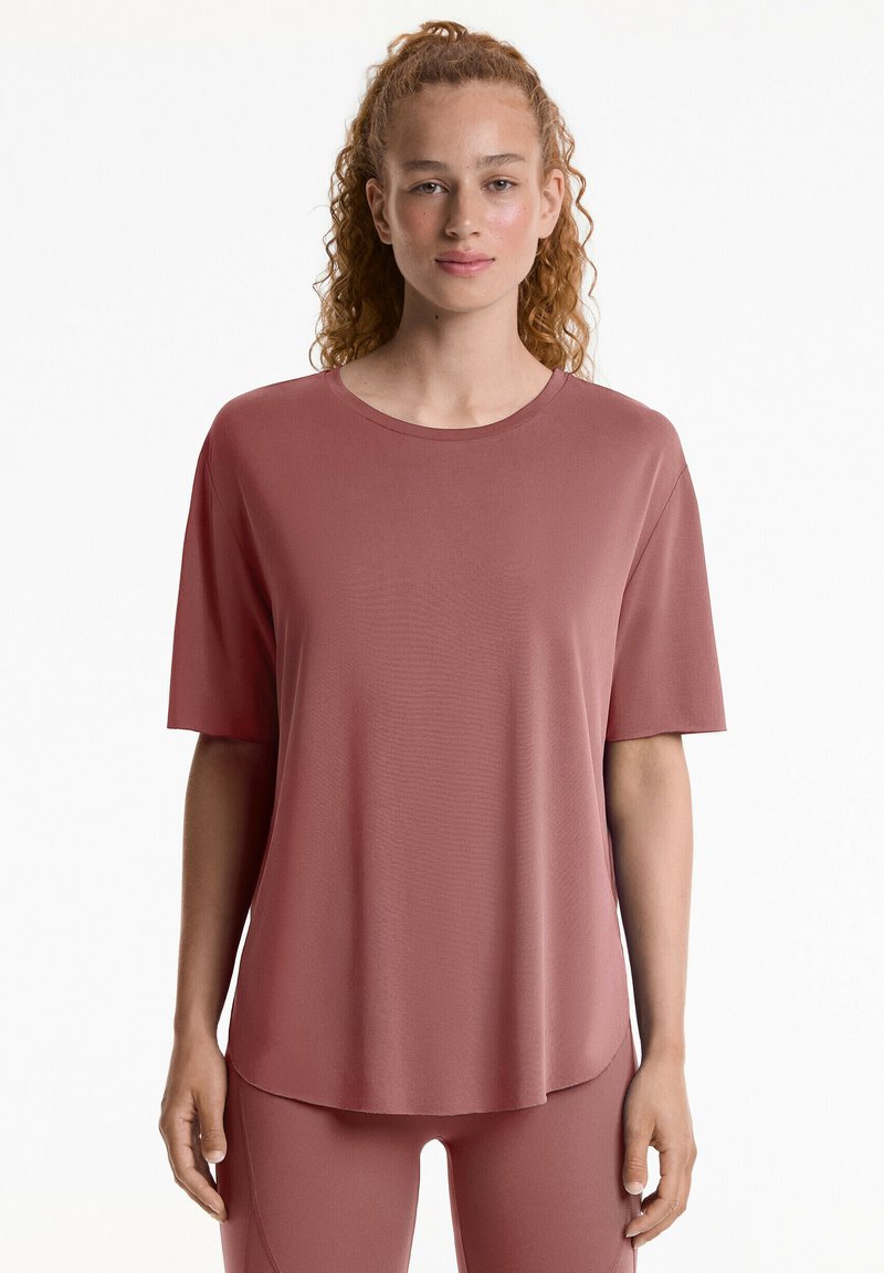 T-shirt a maniche corte, dalla vestibilità ampia, in un colore rosa polveroso. Realizzato in un tessuto morbido e leggero, con scollatura rotonda e orlo leggermente curvato.